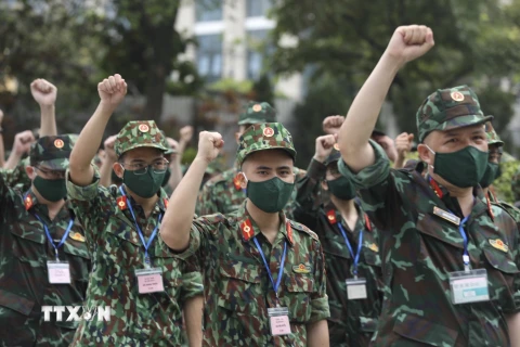 Học viên Học viện Quân y thể hiện sự đoàn kết quyết tâm trước khi lên đường vào Nam làm nhiệm vụ chống dịch. (Ảnh: Minh Quyết/TTXVN)