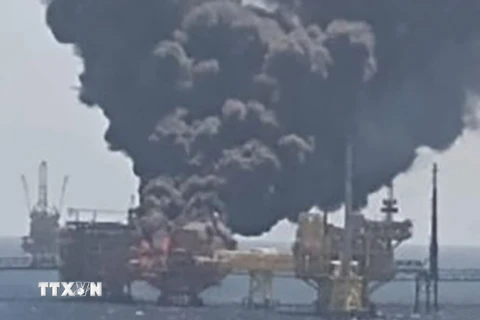 Khói bốc ngùn ngụt tại hiện trường vụ nổ gây cháy trên giàn khoan dầu Ku-Alpha ở mỏ dầu Ku-Maloob-Zaap, ngoài khơi bờ biển Tabasco và Campeche trên Vịnh Mexico. (Ảnh: Twitter/TTXVN)