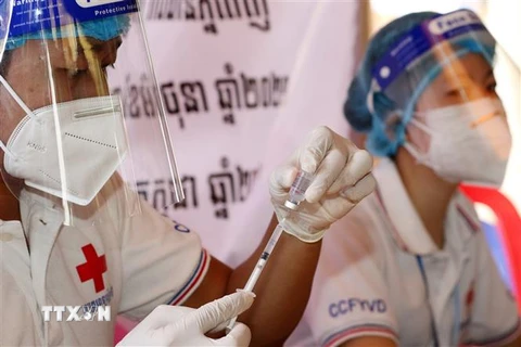 Nhân viên y tế tiêm chủng vaccine ngừa COVID-19 cho người dân tại Phnom Penh, Campuchia. (Ảnh: THX/TTXVN)