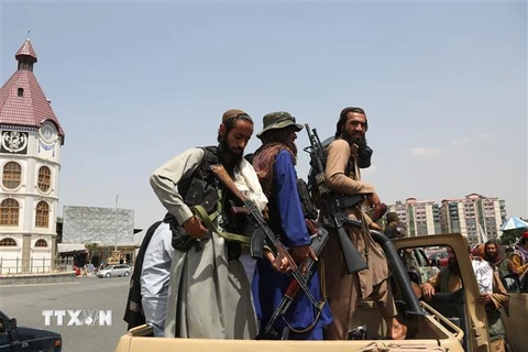 Các tay súng Taliban trên đường phố Kabul, Afghanistan. (Ảnh: THX/TTXVN)