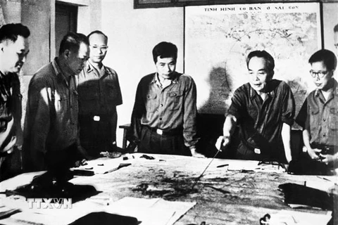 Đại tướng Võ Nguyên Giáp và các lãnh đạo Quân ủy Trung ương theo dõi diễn biến Chiến dịch Hồ Chí Minh năm 1975. (Ảnh: TTXVN)
