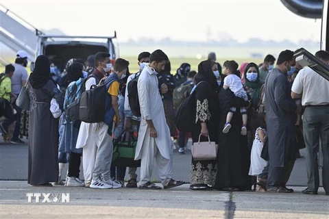 Người dân tới sân bay ở Melsbroek, Bỉ, sau khi được sơn tán khỏi Afghanistan ngày 24/8. (Ảnh: AFP/TTXVN)