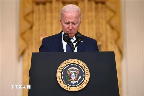 Tổng thống Mỹ Joe Biden phát biểu trước người dân toàn quốc về vụ tấn công khủng bố bên ngoài sân bay quốc tế Hamid Karzai ở thủ đô Kabul, Afghanistan. (Ảnh: AFP/TTXVN)