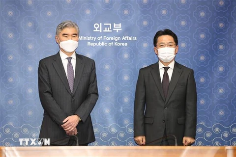 Ông Sung Kim (trái), quyền Trợ lý Ngoại trưởng Mỹ phụ trách các vấn đề Đông Á và Thái Bình Dương, và Đặc phái viên hạt nhân hàng đầu của Hàn Quốc Noh Kyu-duk (phải) tại cuộc gặp ở Seoul ngày 19/3. (Ảnh: Yonhap/TTXVN)