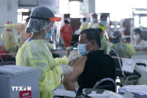 Nhân viên y tế tiêm vaccine phòng COVID-19 cho người dân tại Vientiane, Lào. (Ảnh: THX/TTXVN)