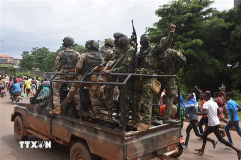 Binh sỹ Guinea tuần tra trên đường phố Conakry sau khi nhóm binh sỹ đặc nhiệm tiến hành cuộc binh biến bắt giữ Tổng thống và giải thể Chính phủ nước này. (Ảnh: AFP/TTXVN)