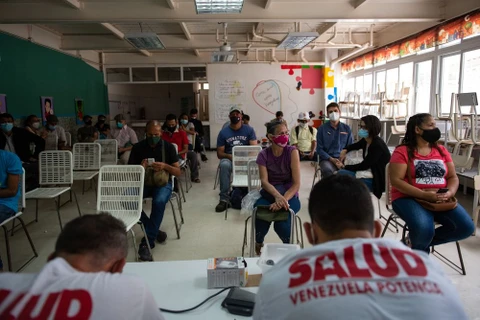 Người dân Venezuela tại một điểm tiểm chủng ở Caracas. (Nguồn: Bloomberg)