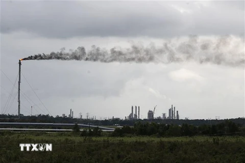 Khói phát thải ra từ một nhà máy lọc dầu gần Port Arthur, bang Texas, Mỹ. (Ảnh: AFP/TTXVN)