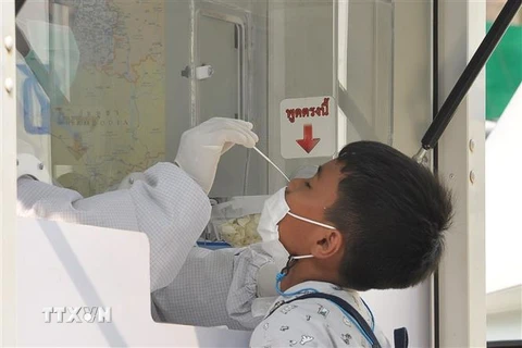 Nhân viên y tế lấy mẫu xét nghiệm COVID-19 cho người dân tại Bangkok, Thái Lan. (Ảnh: THX/TTXVN)