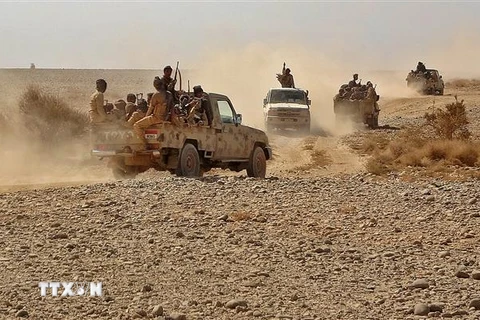Binh sỹ quân đội chính phủ Yemen giao tranh với lực lượng Houthi tại tỉnh Marib, Yemen, ngày 22/11/2020. (Ảnh: AFP/TTXVN)