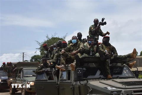 Các thành viên lực lượng đặc nhiệm quân đội Guinea gác tại thủ đô Conakry. (Ảnh: THX/TTXVN)
