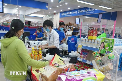 Người dân mua sắm hàng hóa tại thành phố Nha Trang. (Ảnh: Phan Sáu/TTXVN)