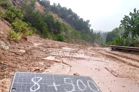 Đất sạt lở tràn xuống mặt đường ĐT606, đoạn qua xã A Tiêng (Tây Giang). (Nguồn: baoquangnam.vn)
