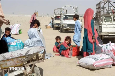 Người Afghanistan đợi để vào Pakisstan tại cửa khẩu biên giới Chaman giữa Afghanistan và Pakistan. (Ảnh: THX/TTXVN)