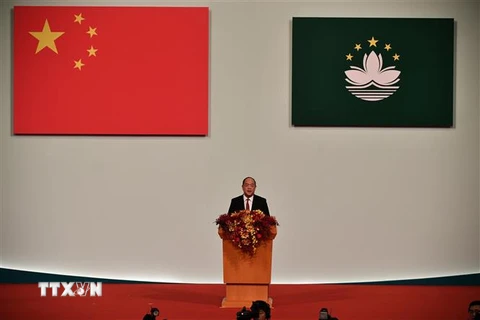 Trưởng khu hành chính đặc biệt Macau Hạ Nhất Thành tuyên thệ nhậm chức nhiệm kỳ 5 tại Macau ngày 20/12/2019. (Ảnh: AFP/TTXVN)