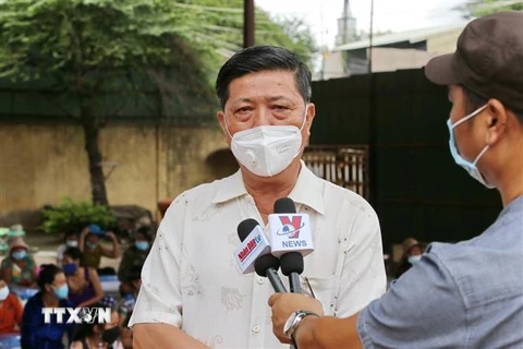 Ông Huỳnh Minh Phú, Chủ tịch Hội Khmer-Việt Nam Đô thành Phnom Penh trả lời phỏng vấn phóng viên TTXVN. (Ảnh: Nguyễn Vũ Hùng/PV TTXVN tại Campuchia)