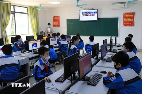 Học sinh tiểu học tại thành phố Bắc Ninh đến trường học trực tiếp. (Ảnh: Thái Hùng/TTXVN)