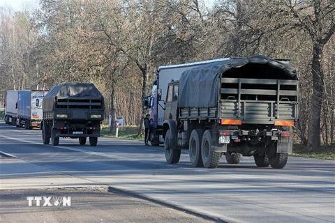 Xe quân sự di chuyển trên tuyến đường dẫn tới cửa khẩu biên giới Ba Lan-Belarus ở Kuznica, miền đông bắc Ba Lan. (Ảnh: PAP/ TTXVN)