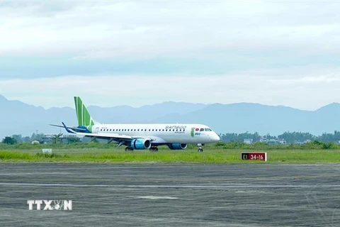 Máy bay của Bamboo Airways hạ cánh tại Cảng Hàng không Điện Biên Phủ. (Ảnh: Xuân Tư/TTXVN)