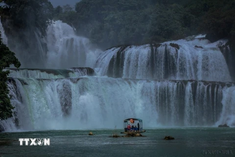 Đến du lịch thác Bản Giốc có dịch vụ chèo thuyền ra sông ngắm thác để du khách chiêm ngưỡng và cảm nhận thác nước ở tầm gần. (Ảnh: Trọng Đạt/TTXVN)