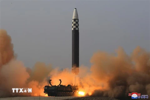 Tên lửa đạn đạo xuyên lục địa Hwasongpho-17 được phóng thử từ sân bay quốc tế Bình Nhưỡng, ngày 24/3. (Ảnh: KCNA/TTXVN)