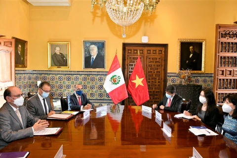 Đại sứ Kim Hoa làm việc với Bộ Ngoại giao Peru. (Nguồn: thoidai.com.vn)