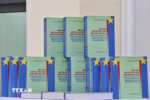Bộ sách về Mặt trận, Liên minh và Chính phủ Cách mạng lâm thời miền Nam Việt Nam. (Ảnh: Thu Hương/TTXVN)