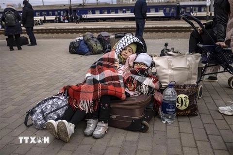 Trẻ em theo cha mẹ đi sơ tán tránh xung đột tại Kramatorsk, Donbass. (Ảnh: THX/TTXVN)