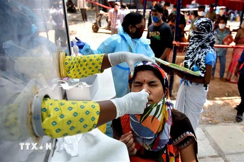 Nhân viên y tế lấy mẫu xét nghiệm COVID-19 cho người dân tại Hyderabad, Ấn Độ. (Ảnh: THX/TTXVN)