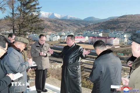 Nhà lãnh đạo Triều Tiên Kim Jong-un trong chuyến thăm thành phố Samjiyon, tỉnh Ryanggang, ngày 11/11/2021. (Ảnh: KCNA/TTXVN)