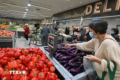 Người dân mua thực phẩm trong siêu thị tại Glendale, California, Mỹ. (Ảnh: AFP/TTXVN)