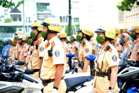 Lực lượng Cảnh sát giao thông Công an Thành phố tham gia cao điểm. (Ảnh: Thành Chung/TTXVN)