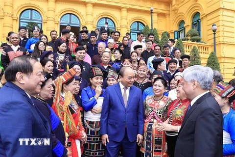 Chủ tịch nước Nguyễn Xuân Phúc với các già làng, trưởng bản, nghệ nhân người dân tộc thiểu số tiêu biểu. (Ảnh: Thống Nhất/TTXVN)