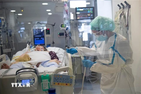 Nhân viên y tế chăm sóc bệnh nhân COVID-19 tại bệnh viện ở Barcelona, Tây Ban Nha. (Ảnh: AFP/TTXVN)