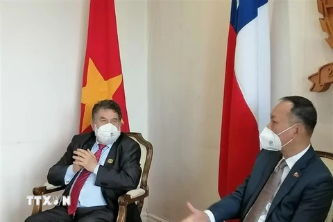 Thủ hiến vùng Los Rios, ông Luis Cuvertino tiếp Đại sứ Phạm Trường Giang (phải). (Ảnh: TTXVN phát)