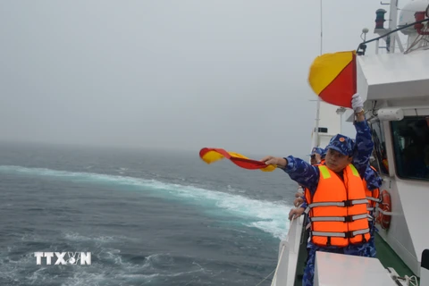 Cảnh sát biển hai nước luyện tập chung phương án tìm kiếm cứu nạn trên biển. (Ảnh: Minh Huệ/TTXVN)
