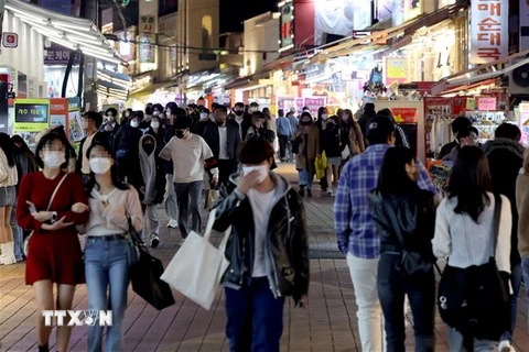 Người dân đeo khẩu trang phòng dịch COVID-19 tại Seoul, Hàn Quốc. (Ảnh: Yonhap/TTXVN)