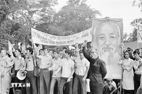 Học sinh, sinh viên Sài Gòn tham gia mít tinh mừng Ủy ban Quân quản thành phố ra mắt, ngày 7/5/1975. (Ảnh: TTXVN)