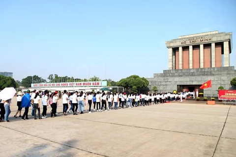 Người dân vào lăng viếng Lăng Chủ tịch Hồ Chí Minh. (Ảnh: Anh Tuấn/TTXVN)