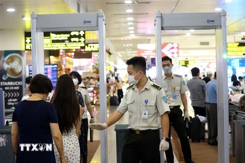 Máy soi an ninh tại sân bay quốc tế Nội Bài. (Ảnh: Huy Hùng/TTXVN)