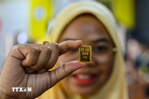 Vàng miếng được trưng bày tại Kota Bharu, bang Kelantan, Malaysia. (Ảnh: AFP/TTXVN)