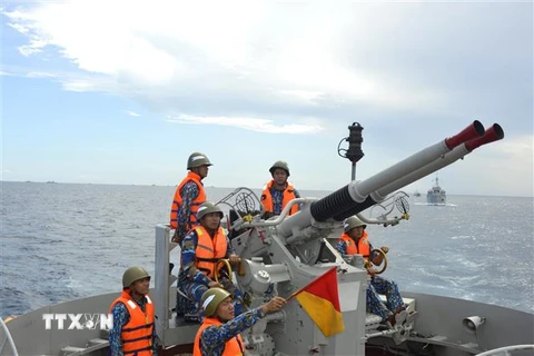 Hoạt động huấn luyện, bắn đạn thật trên biển của Bộ Tư lệnh Vùng 2 Hải quân. (Ảnh: TTXVN)