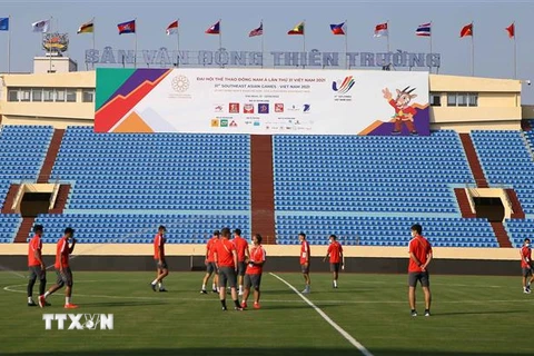 Các cầu thủ đội tuyển U23 Singapore đến tham quan sân Thiên Trường. (Ảnh: Công Luật/TTXVN)
