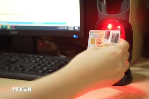 Thí điểm ứng dụng thẻ gắn chip thay thế thẻ ATM tại một số chi nhánh ở Hà Nội và Quảng Ninh. (Ảnh: TTXVN phát)