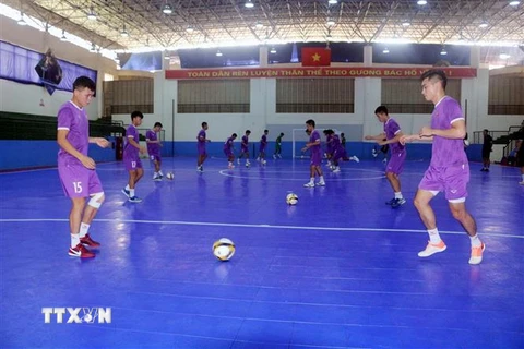 Các cầu thủ futsal nam Việt Nam thực hiện các bài khởi động do Ban huấn luyện đề ra. (Ảnh: Đại Nghĩa/TTXVN)