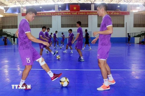 Các cầu thủ Futsal nam Việt Nam thực hiện các bài khởi động cùng Ban huấn luyện. (Ảnh: Đại Nghĩa/TTXVN)