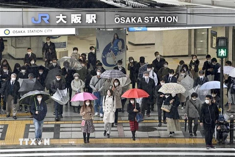 Người dân đeo khẩu trang phòng dịch COVID-19 khi đi trên đường phố ở Osaka, Nhật Bản. (Ảnh: Kyodo/TTXVN)