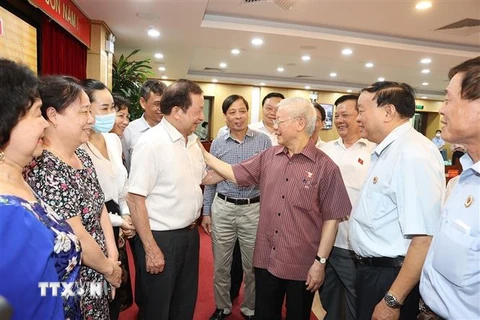 Tổng Bí thư Nguyễn Phú Trọng, Bí thư Quân ủy Trung ương tiếp xúc cử tri tại quận Đống Đa. (Ảnh: Trí Dũng/TTXVN)
