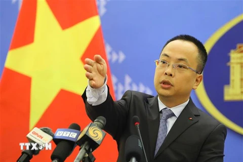 Phó Phát ngôn Bộ Ngoại giao Đoàn Khắc Việt mời phóng viên đặt câu hỏi. (Ảnh: Văn Điệp/TTXVN)
