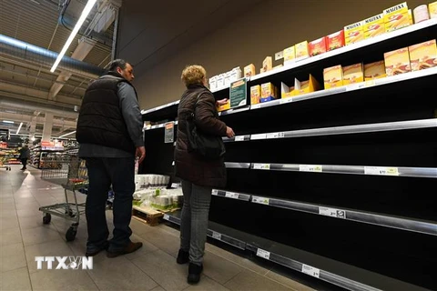 Hàng hóa khan hiếm tại một siêu thị ở Frankfurt, Đức, do cuộc xung đột Nga-Ukraine ảnh hưởng đến chuỗi cung ứng cho châu Âu. (Ảnh: THX/TTXVN)